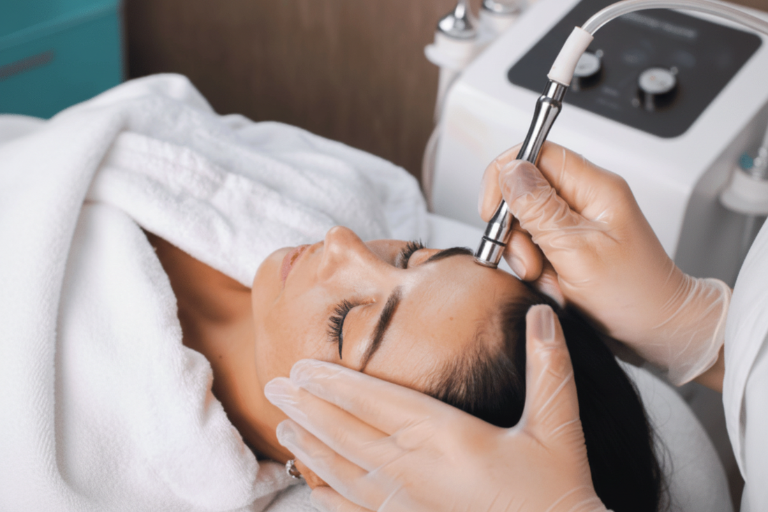 Limpieza facial clínica: cómo la microdermabrasión, el peeling ultrasónico, el dermapen y la fototerapia transforman tu piel